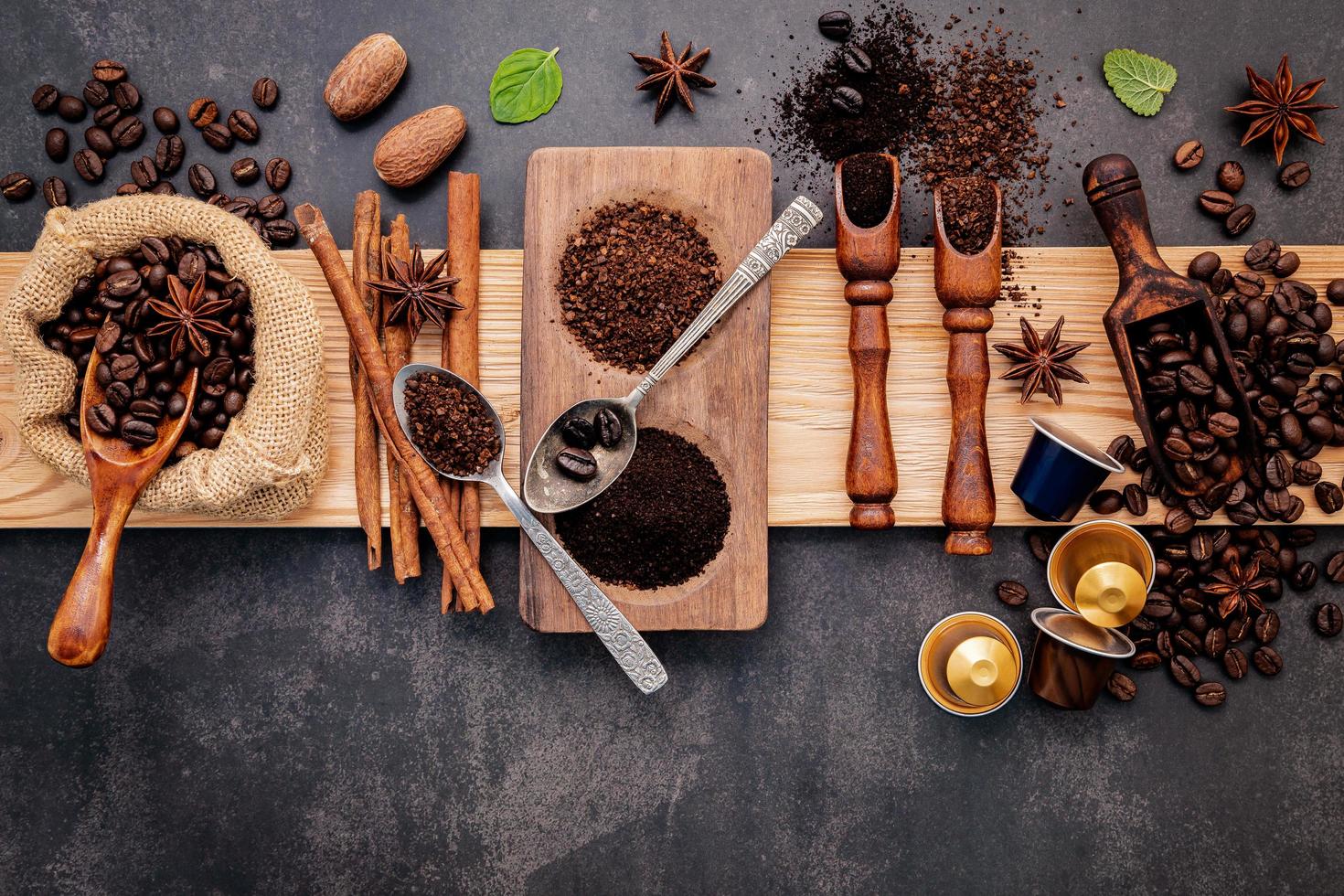 Draufsicht auf Kaffeebohnen und Gewürze foto