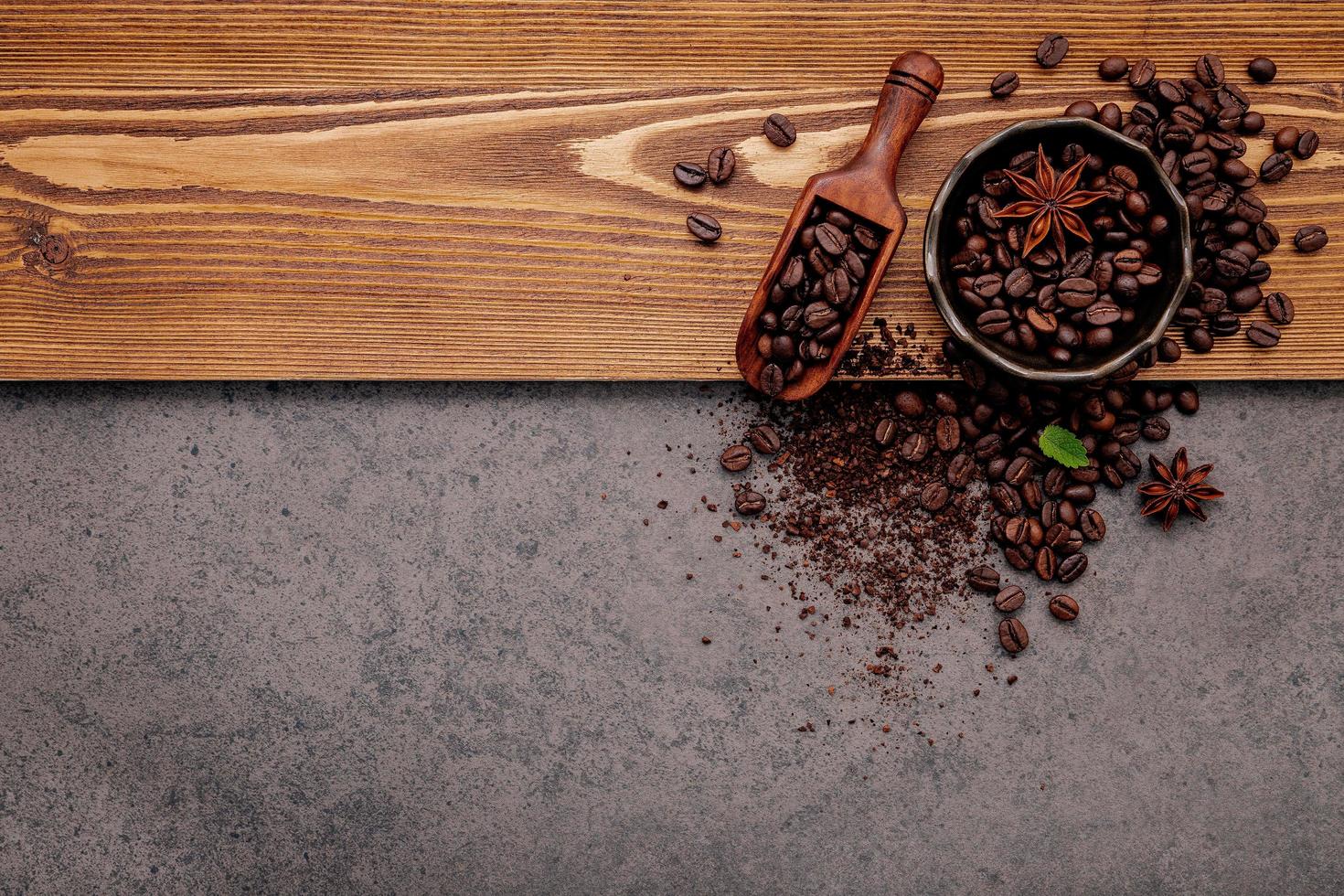 geröstete Kaffeebohnen mit gemahlenem Kaffee foto