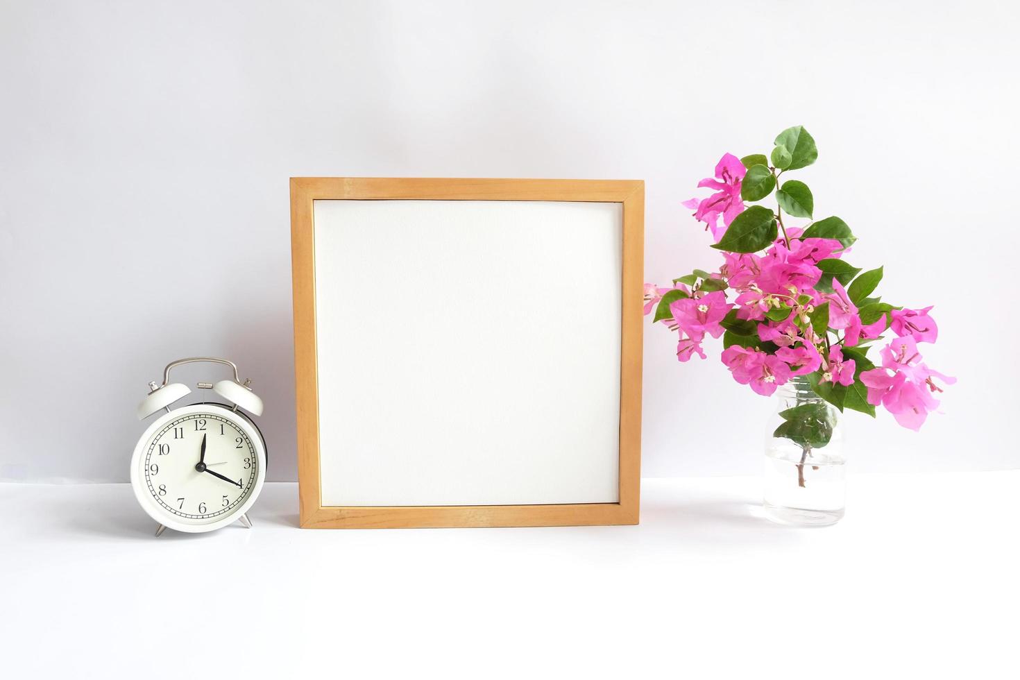 leerer Rahmen auf weißem Hintergrund verziert mit Blumen foto