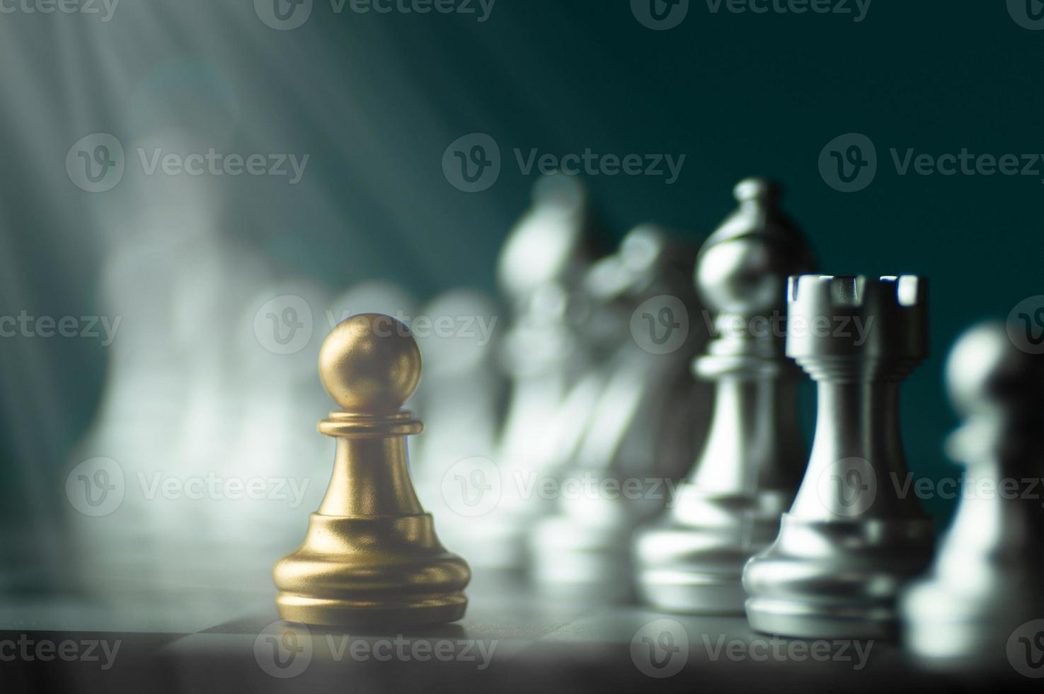 Schachwettbewerb mit Gold- und Silberfiguren foto