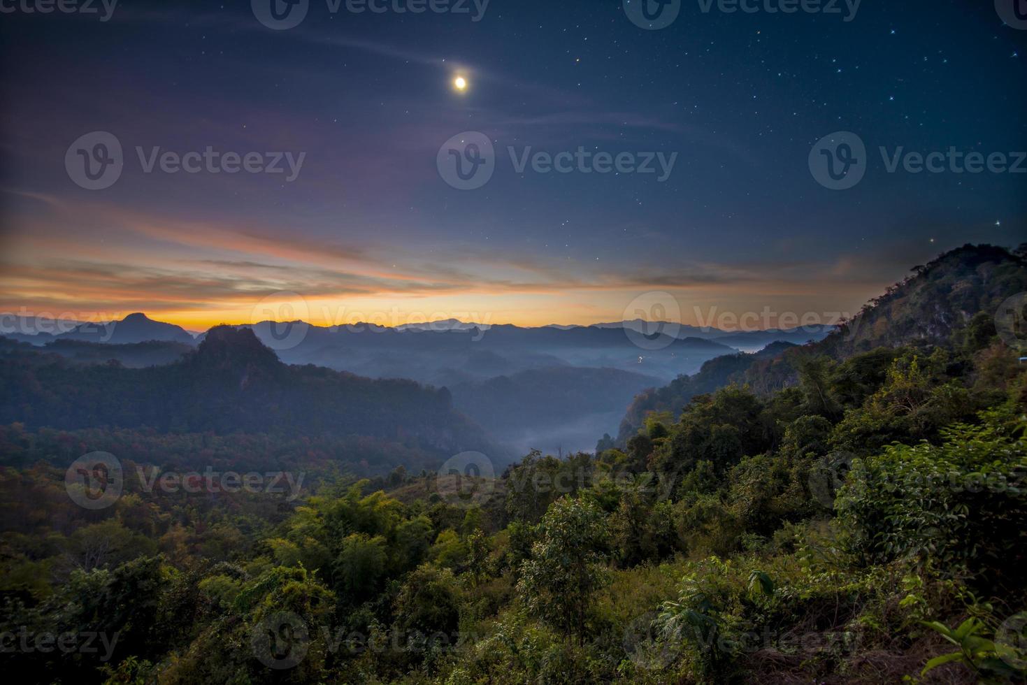 Dämmerungsnebelberg bei Jabo, Thailand foto