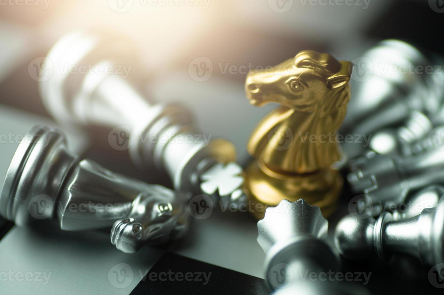 Schachbrettspiel mit Gold- und Silberfiguren foto