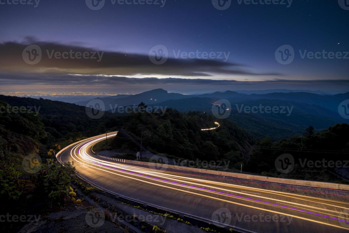 Langzeitbelichtung einer Autobahn in der Nacht foto