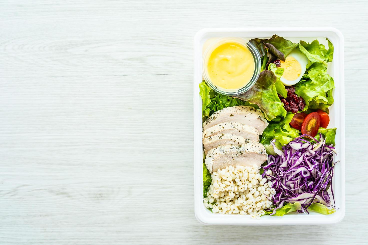 Gegrillte Hähnchenbrust und Salat foto