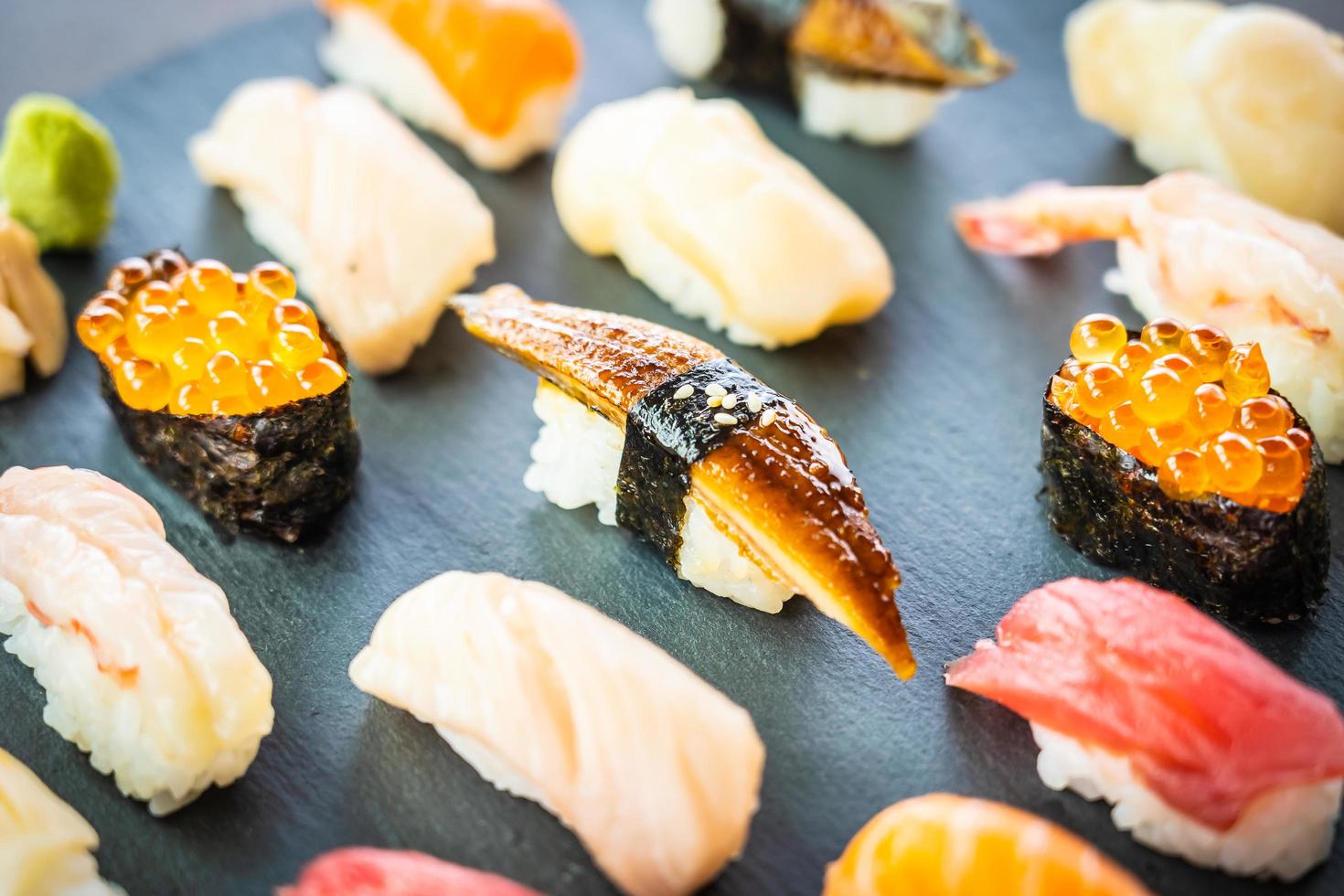 Nigiri-Sushi-Set mit Lachs-Thunfisch-Garnelen-Garnelen-Aalschale und anderem Sashimi foto