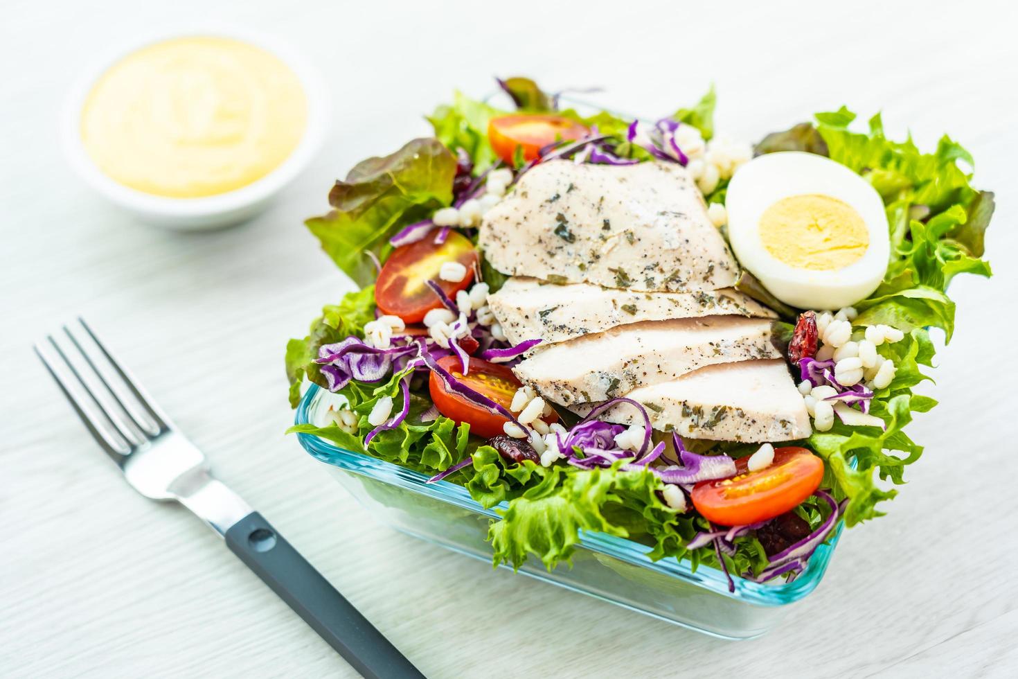 Gegrillte Hähnchenbrust und Salat foto