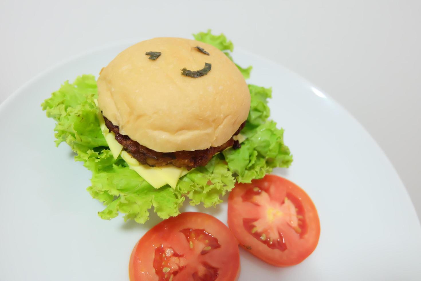 Smiley Gesicht köstlich Burger auf das Tabelle foto