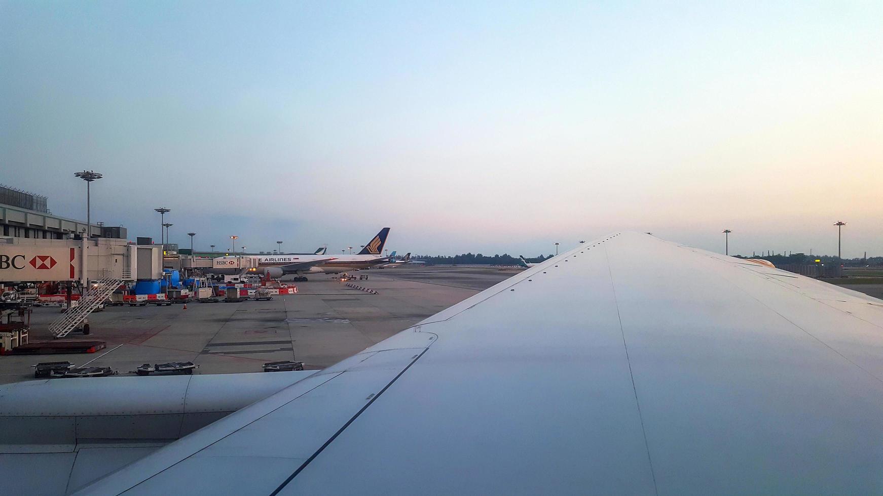 Blick auf den Flughafen Singapur Changi vom Flugzeugfenster aus gesehen foto