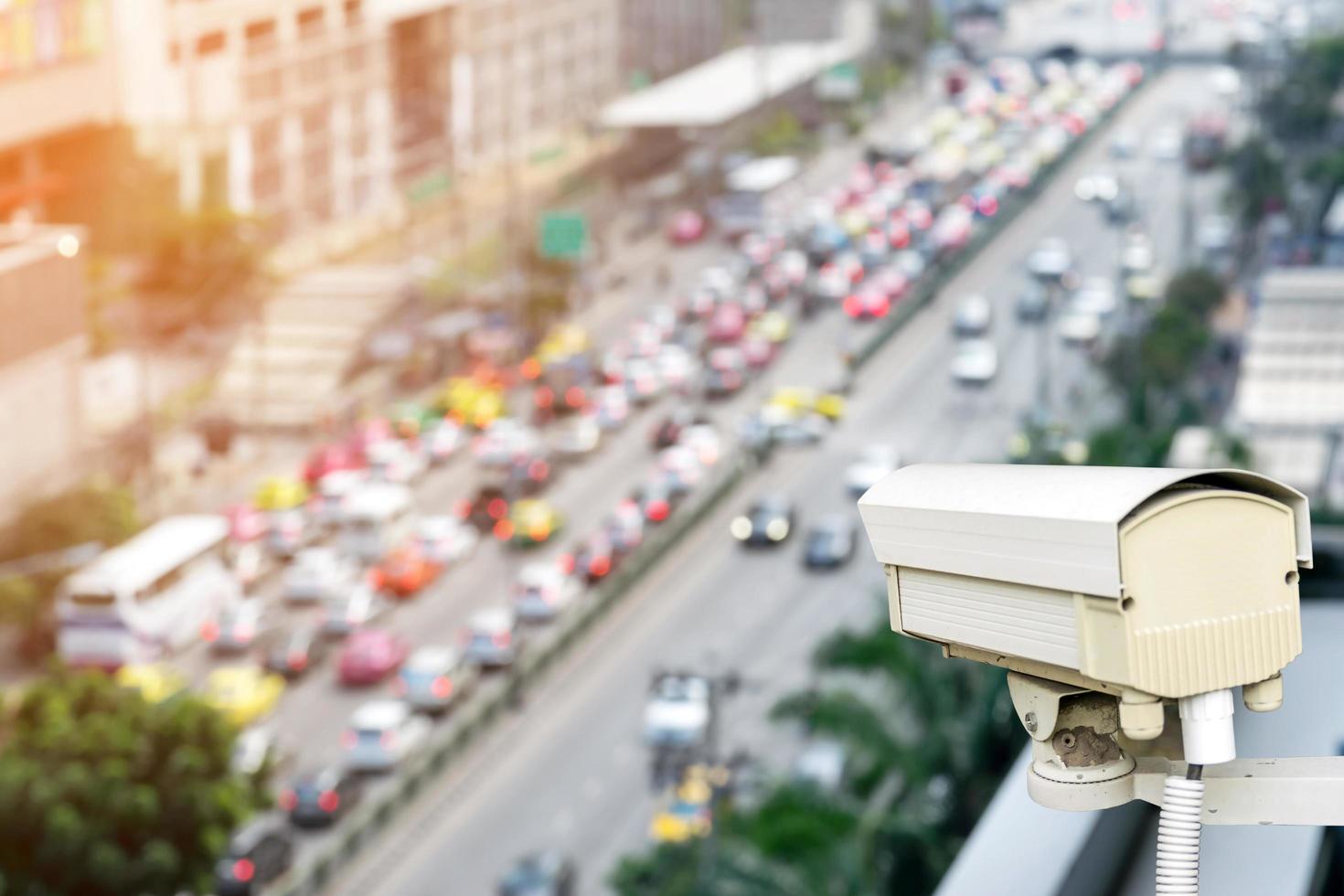 Verkehrssicherheitskamera mit Blick auf unscharfen Verkehr foto