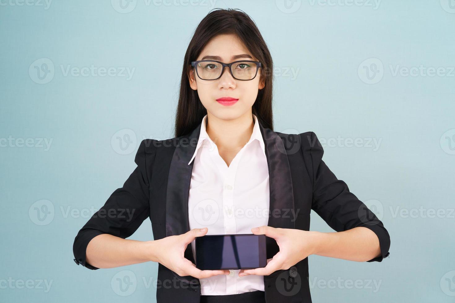 junge frauen im anzug, die ihr smartphone halten foto