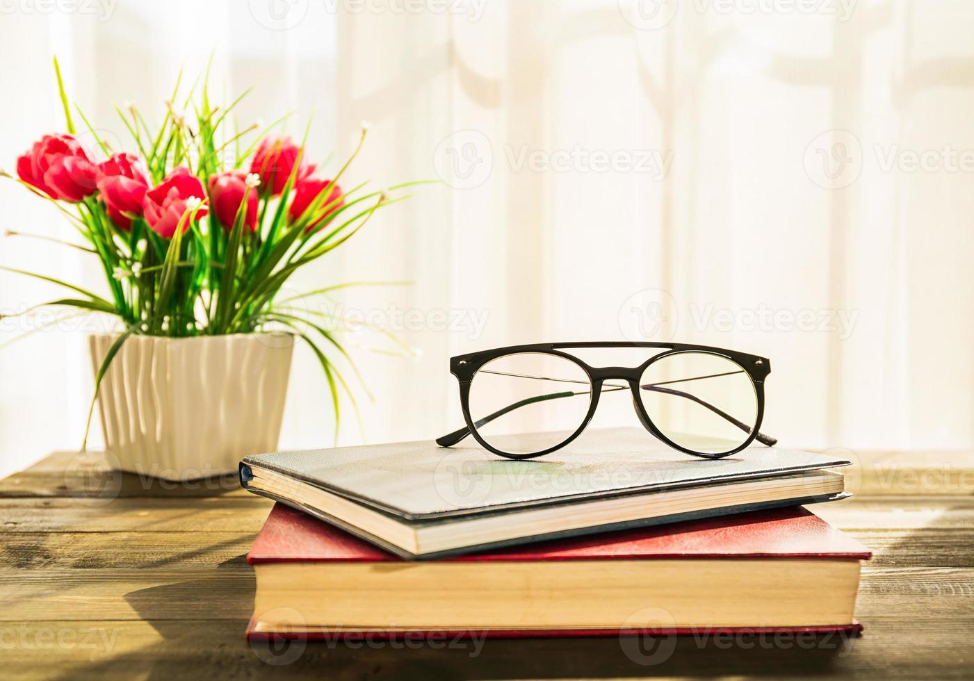 Brillen werden auf Bücher gesetzt foto