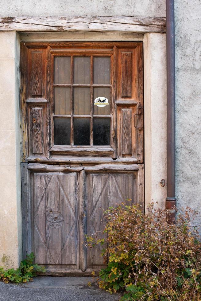 alt Dorf Haus mit hölzern Tür foto