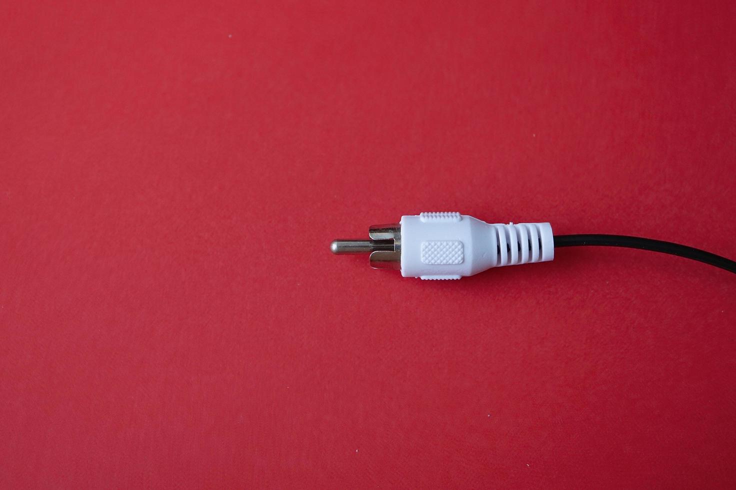 eine Kabelsteckerverbindung auf rotem Grund foto