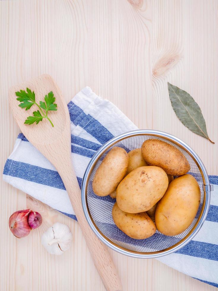 Kartoffeln und Kräuter foto