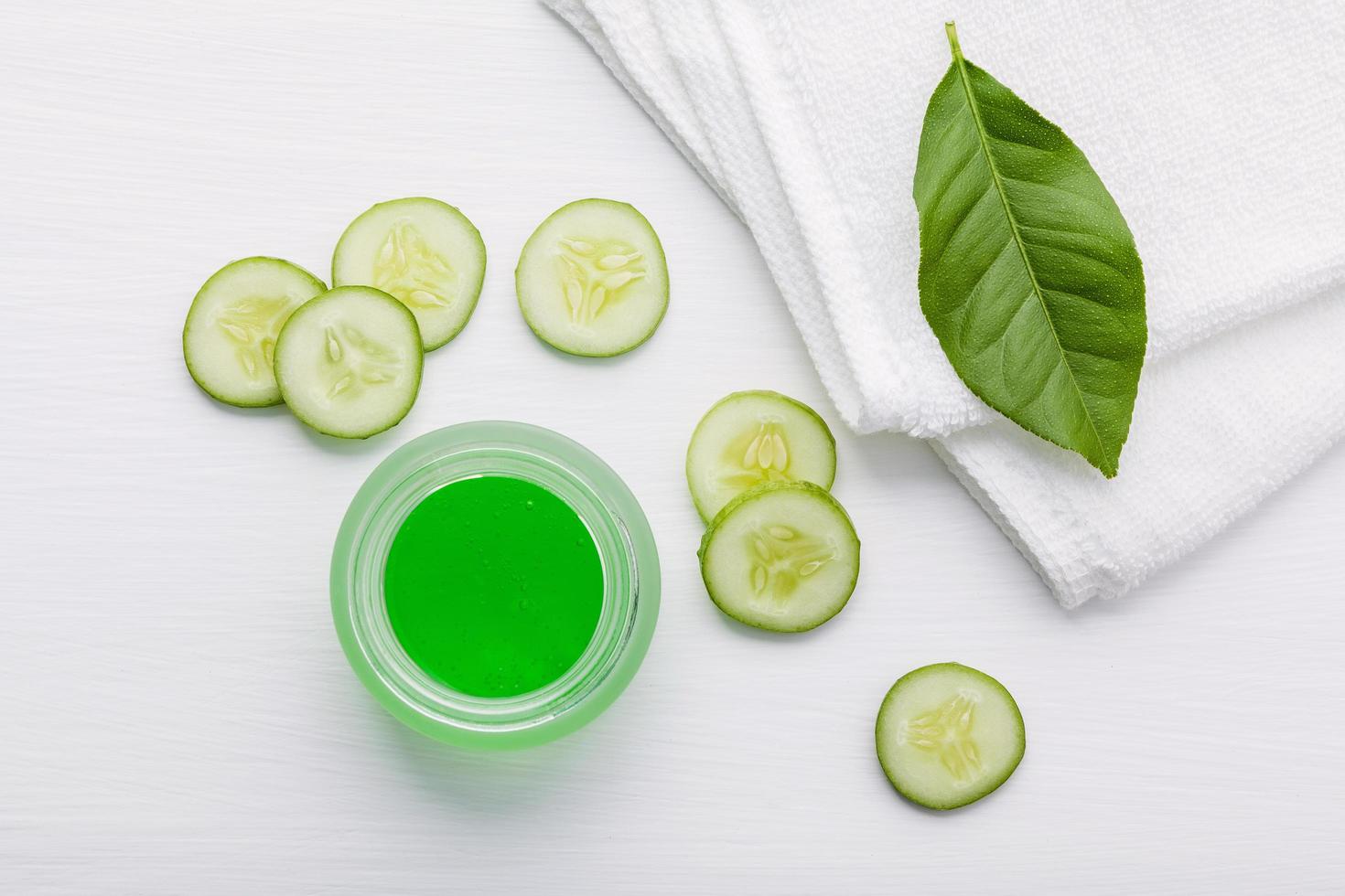 Gurkenscheiben und Aloe Vera Gel foto