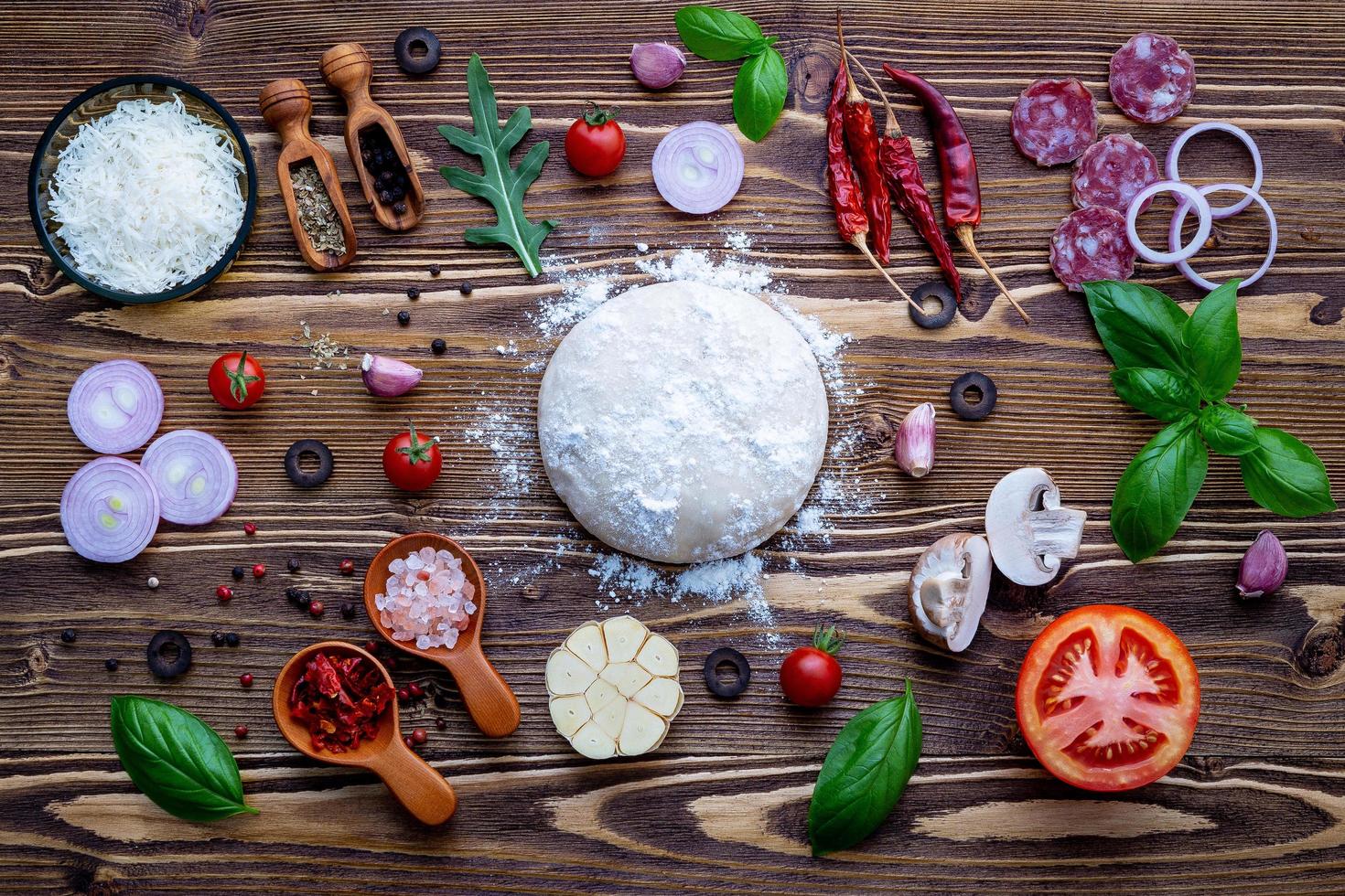 Pizza Zutaten und Teig auf Holz foto