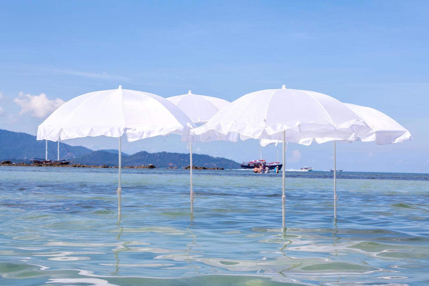 weißer Regenschirm im Ozean foto