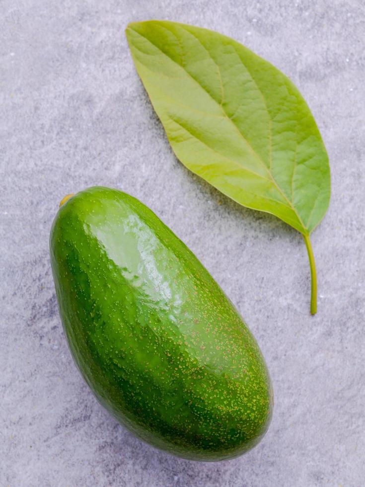 Avocado mit Blatt foto
