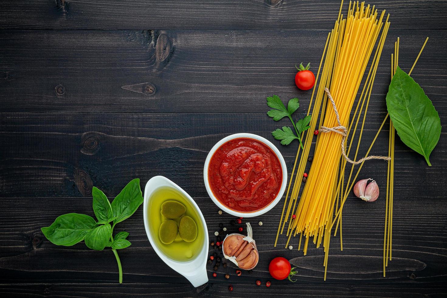 Spaghetti-Zutaten auf dunklem Holz foto