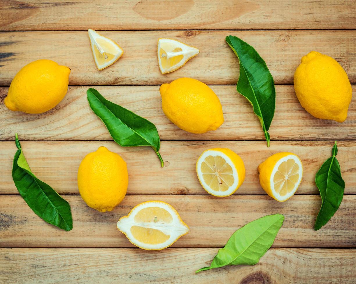 frische Zitronen auf einem rustikalen hölzernen Hintergrund. foto