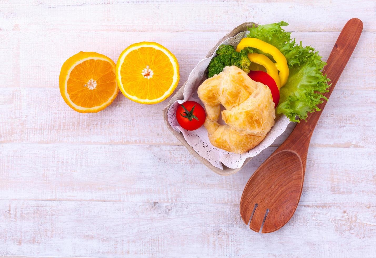 Salat und Croissant foto