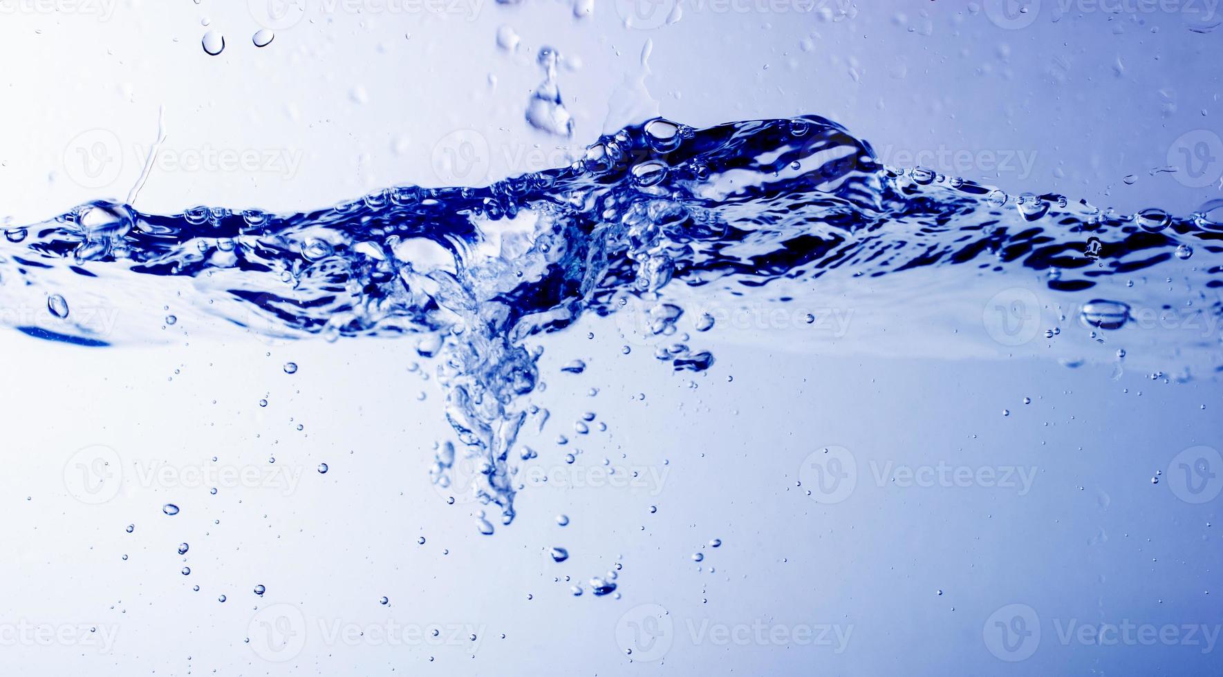 Wasser und Blasen auf blauem Hintergrund foto