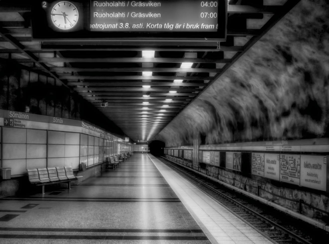 unterirdische Schwarz-Weiß-U-Bahnstation foto