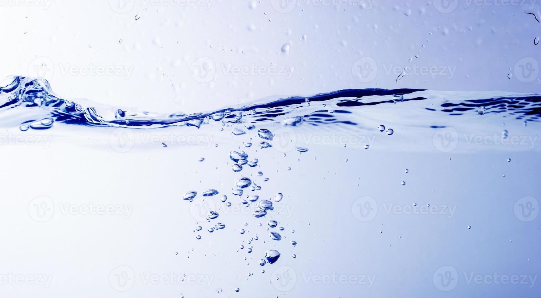 Wasser und Blasen auf blauem Hintergrund foto