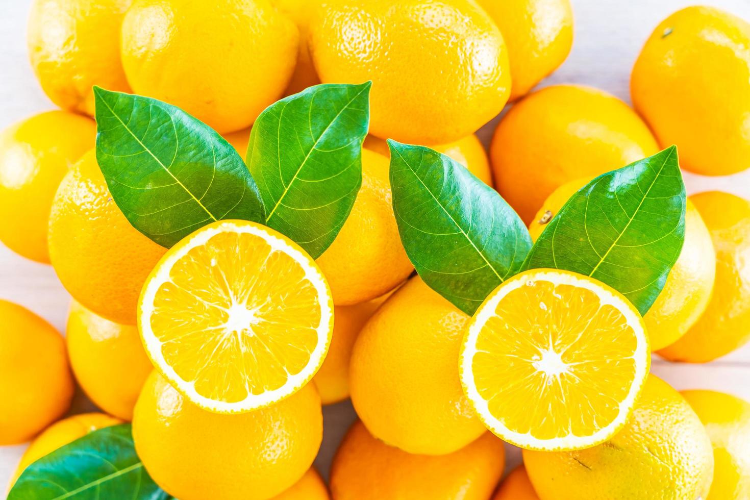 frische Orangen auf einem Holztisch foto