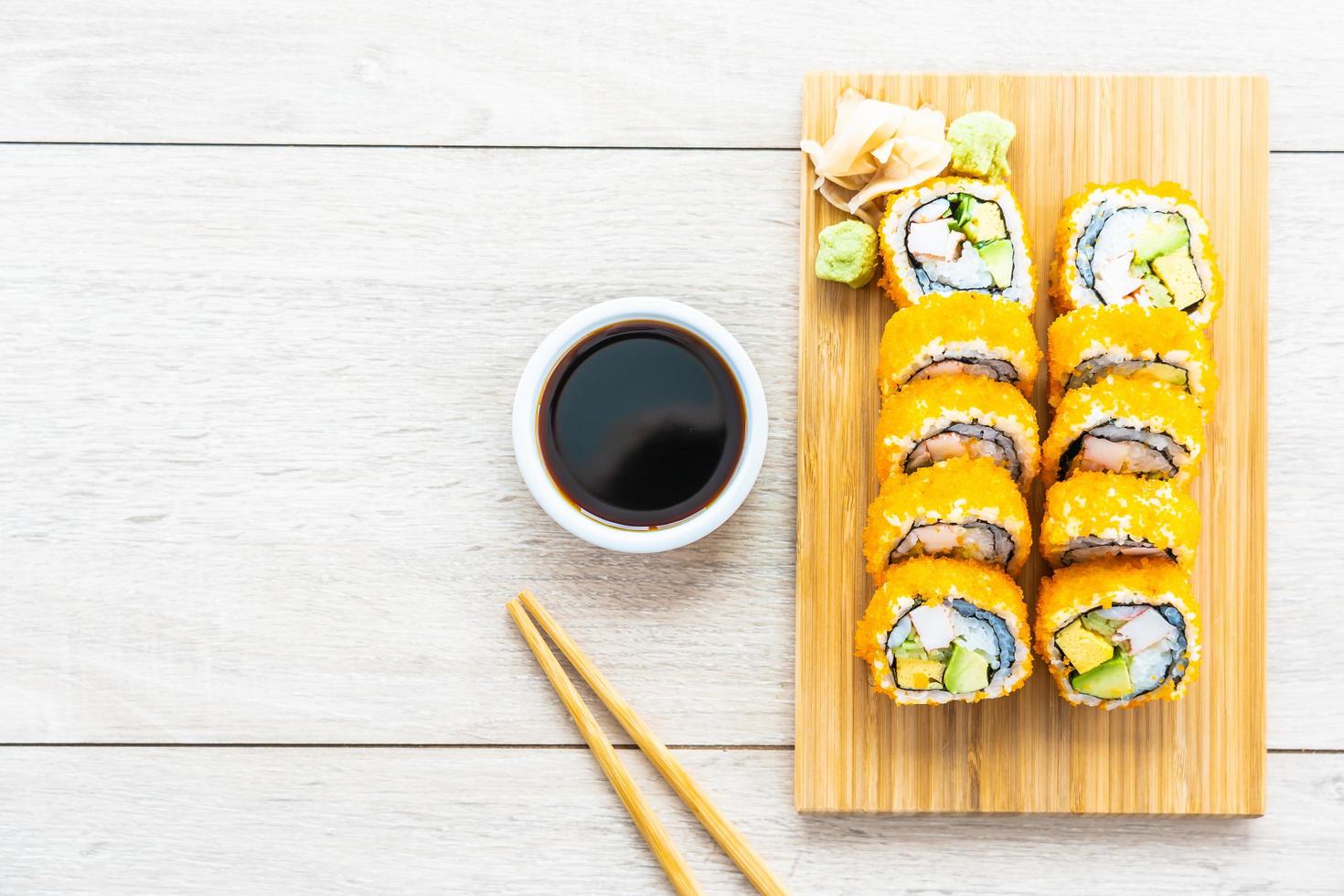 California Maki rollt Sushi mit Sauce und Essstäbchen foto