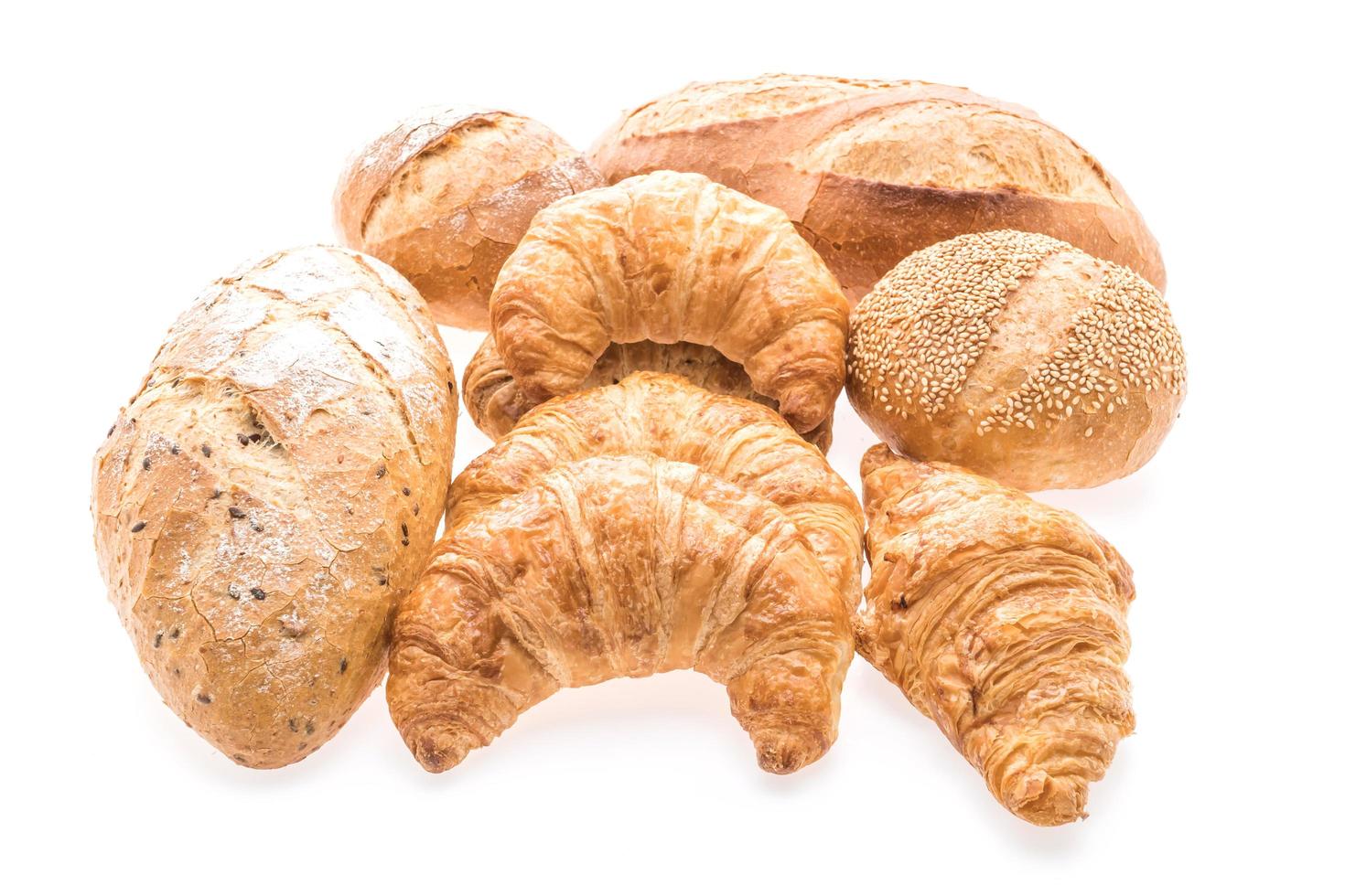 französische Buttercroissants auf weißem Hintergrund foto