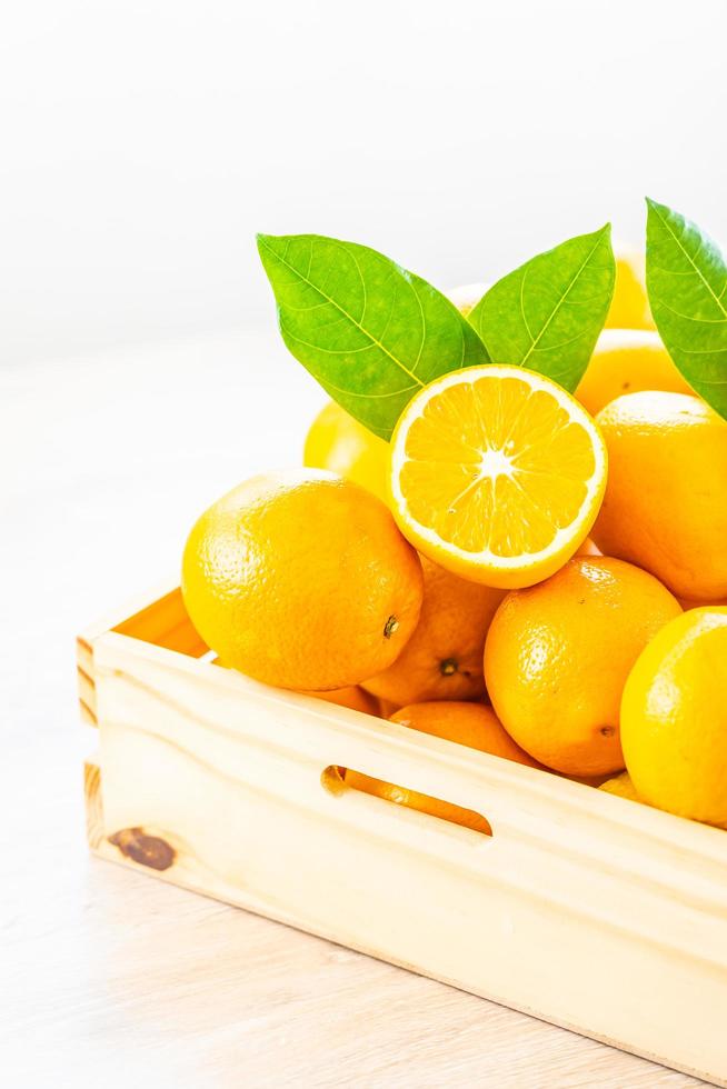 frische Orangen auf einem Holztisch foto