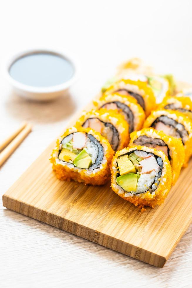 California Maki rollt Sushi mit Sauce und Essstäbchen foto