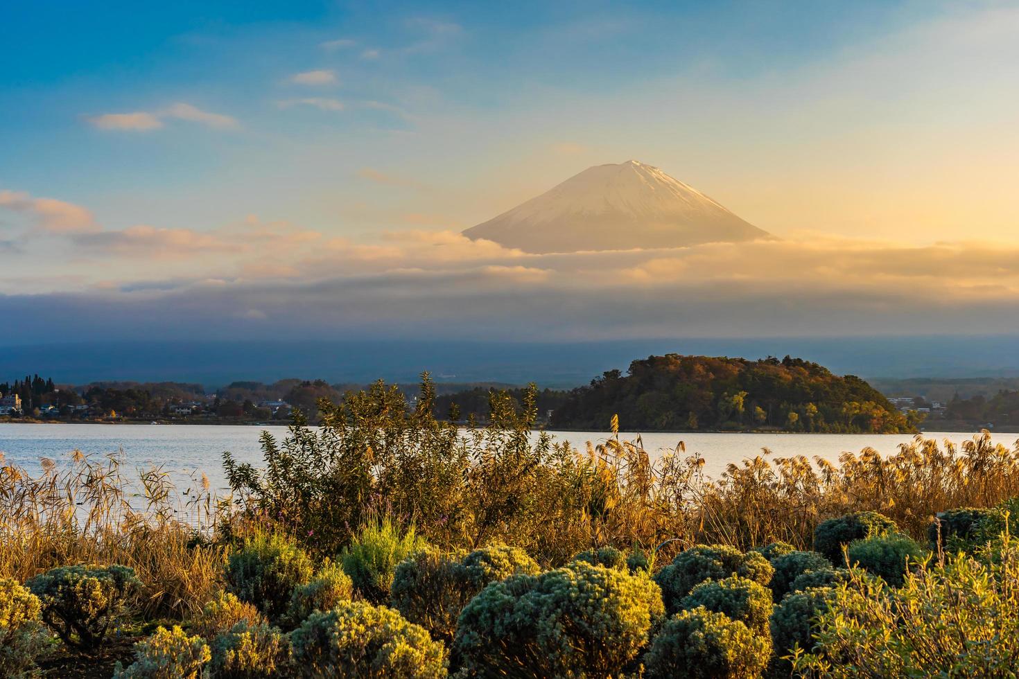 Landschaft bei mt. Fuji in Japan im Herbst foto