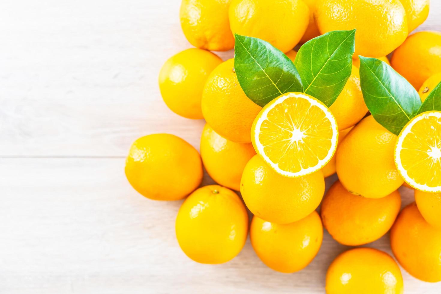 frische Orangen auf dem Tisch foto