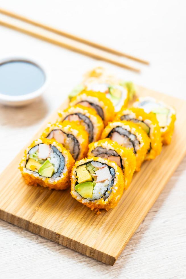 California Maki rollt Sushi mit Sauce und Essstäbchen foto