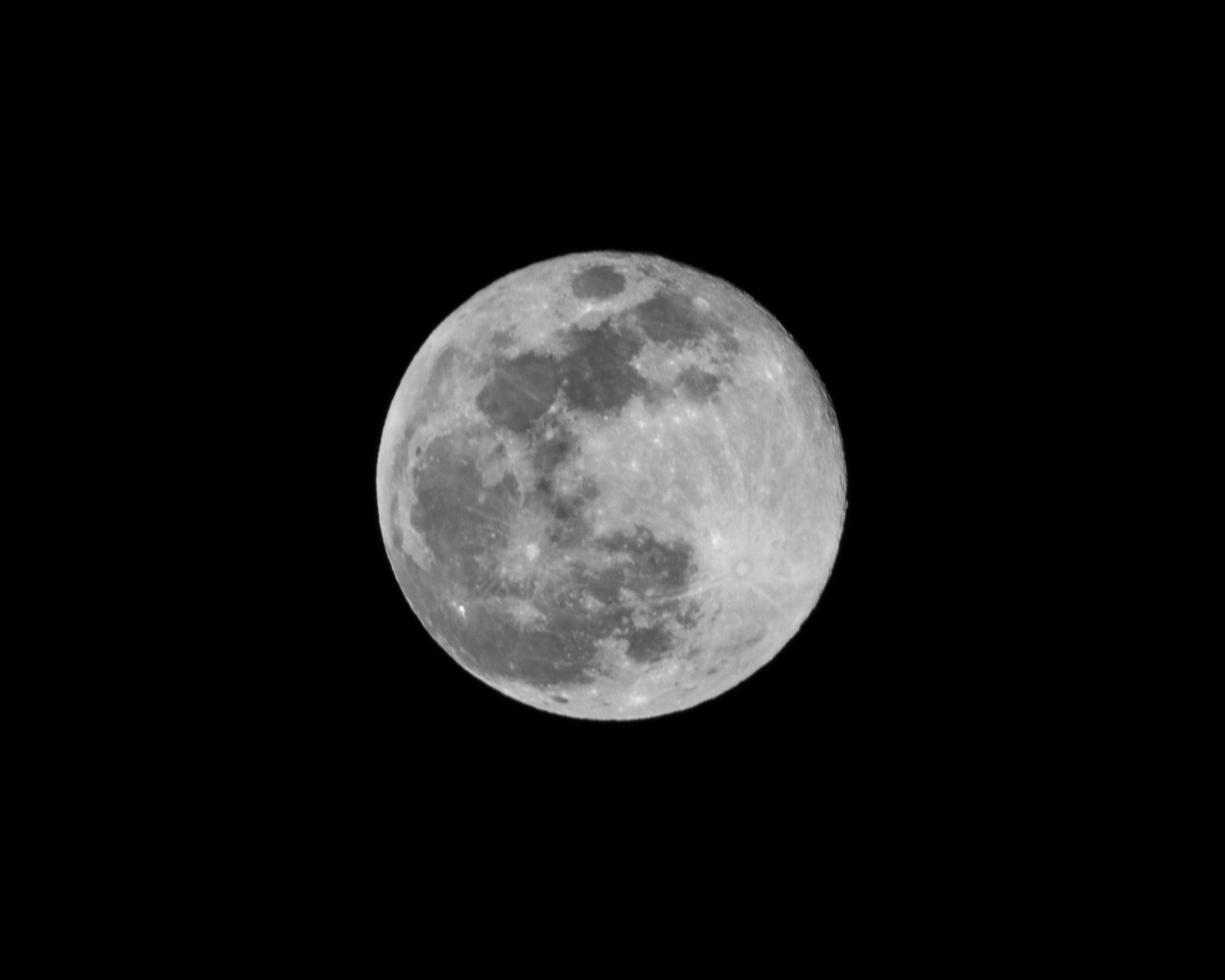 Vollmond gegen schwarzen Himmel foto