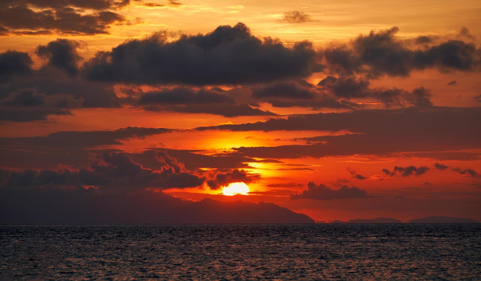 Seelandschaft mit buntem bewölktem Sonnenaufgang foto