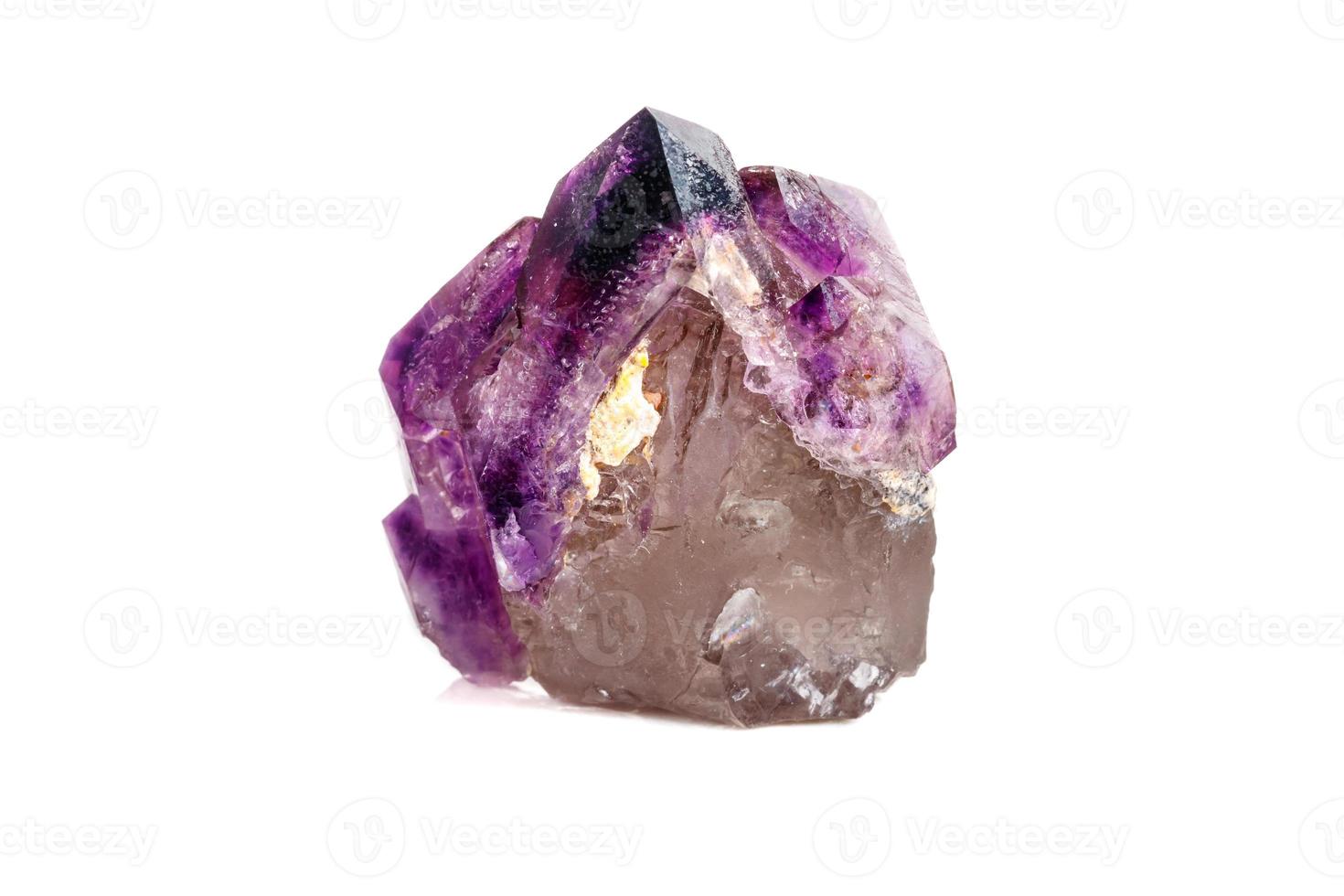 Makromineralstein Amethyst zusammen Rauchquarz, Rauchtopaz auf weißem Hintergrund foto