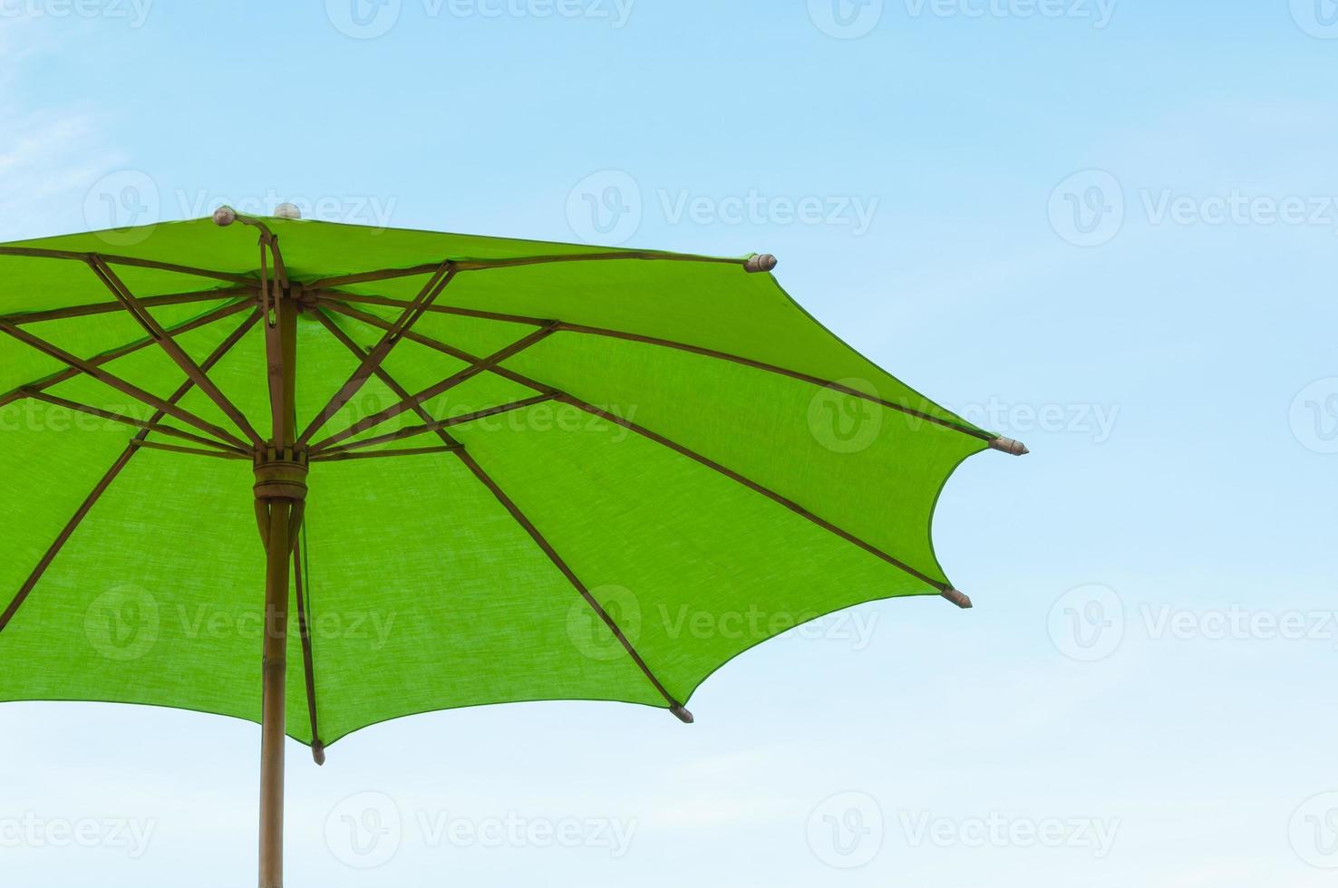 traditionell asiatisch Papier und Bambus Regenschirm mit ein gerundet Griff auf blauer Himmel foto