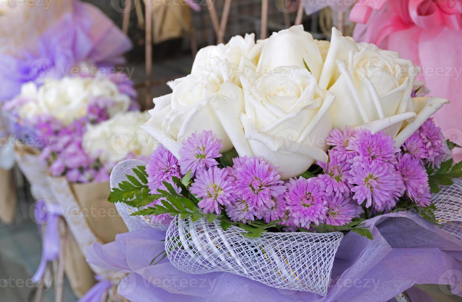 Strauß von Rosen Blumen und Gänseblümchen Blumen, romantisch Weiß Rose auf das Tag von Freude foto