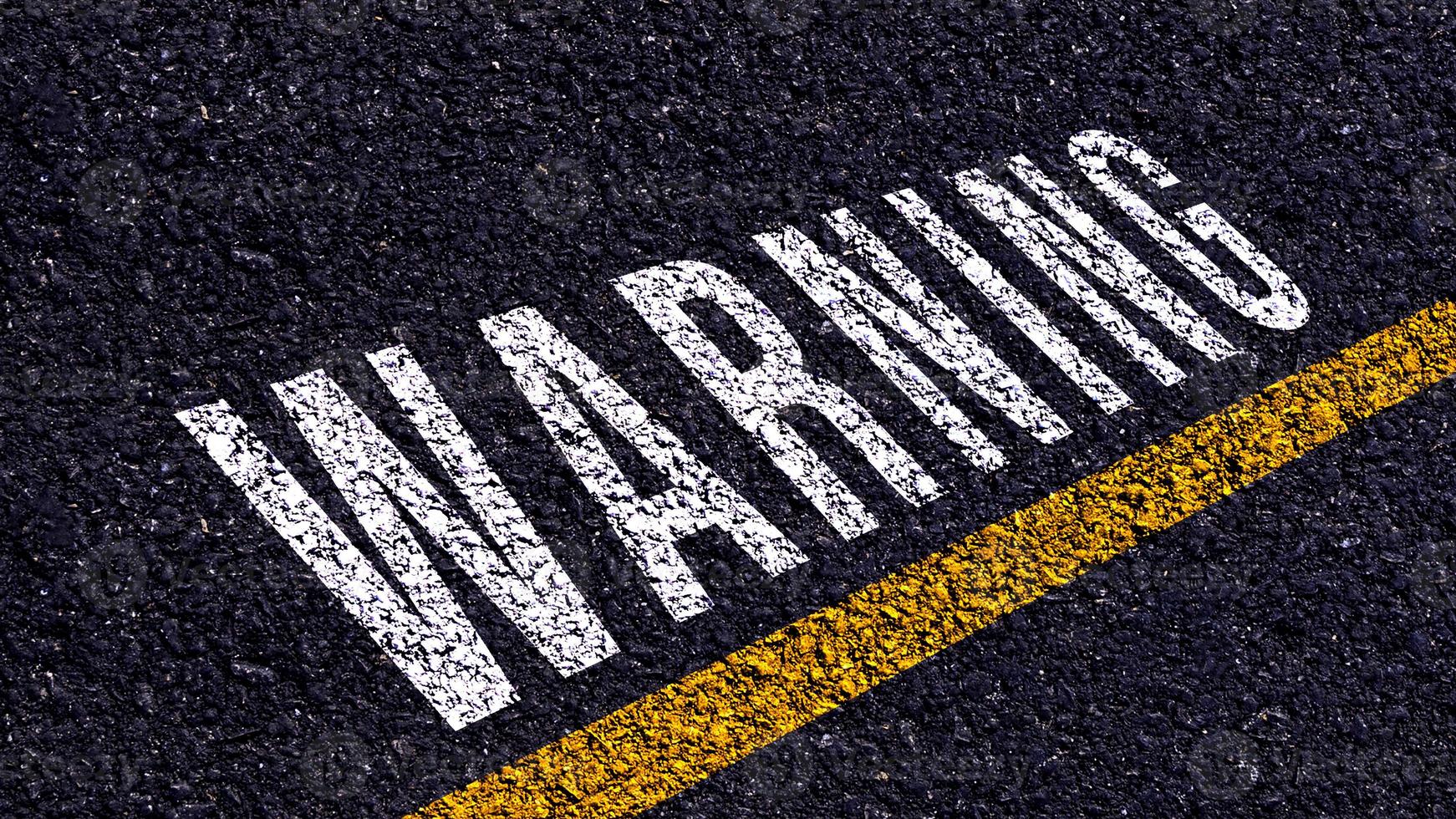 Warnung geschrieben und Gelb Linie auf das Straße im Mitte von das Asphalt Straße, Warnung Wort auf Straße. foto