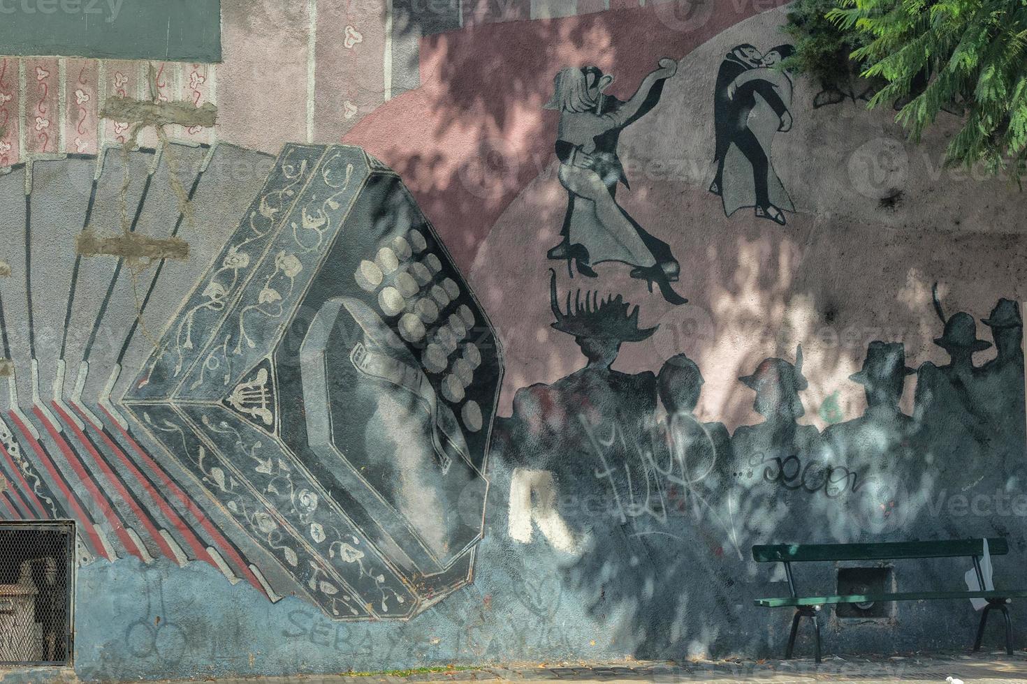 bandoneonspieler bemalte hauswand in buenos aires foto