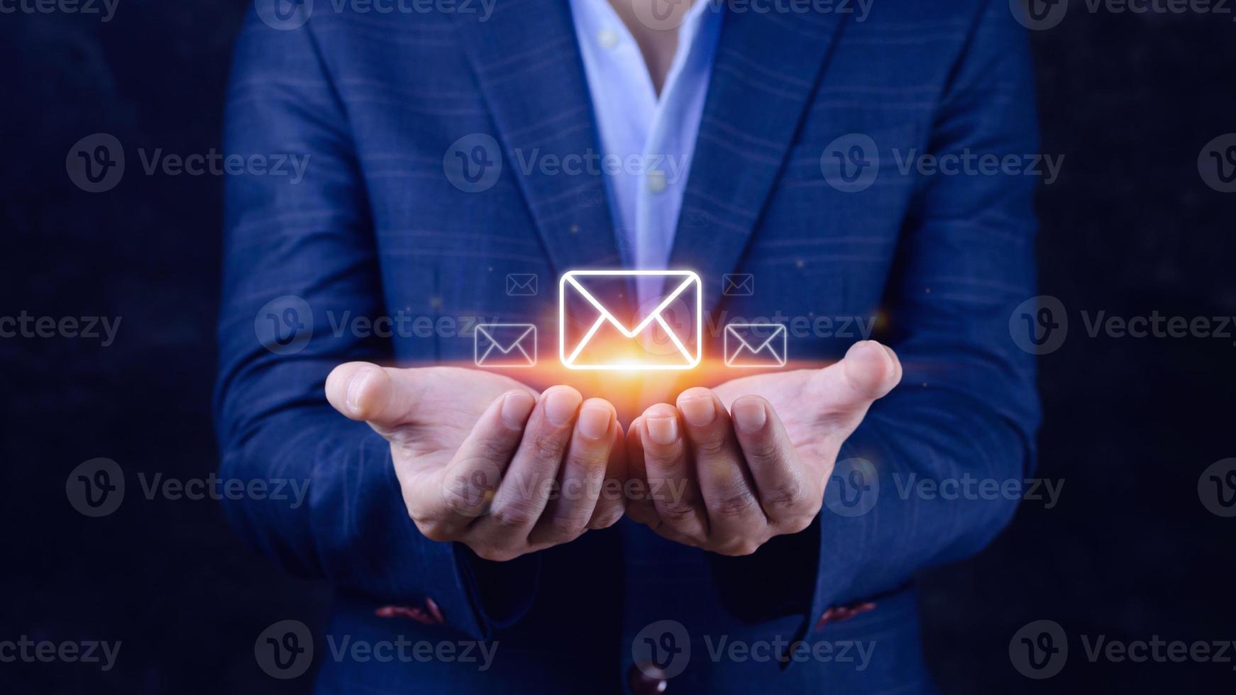 Geschäftsmann, der E-Mails online mit virtueller Schnittstellentechnologie überprüft. Direktmarketing, Online-Nachricht, E-Mail, E-Mail, Kommunikationskonzept. foto