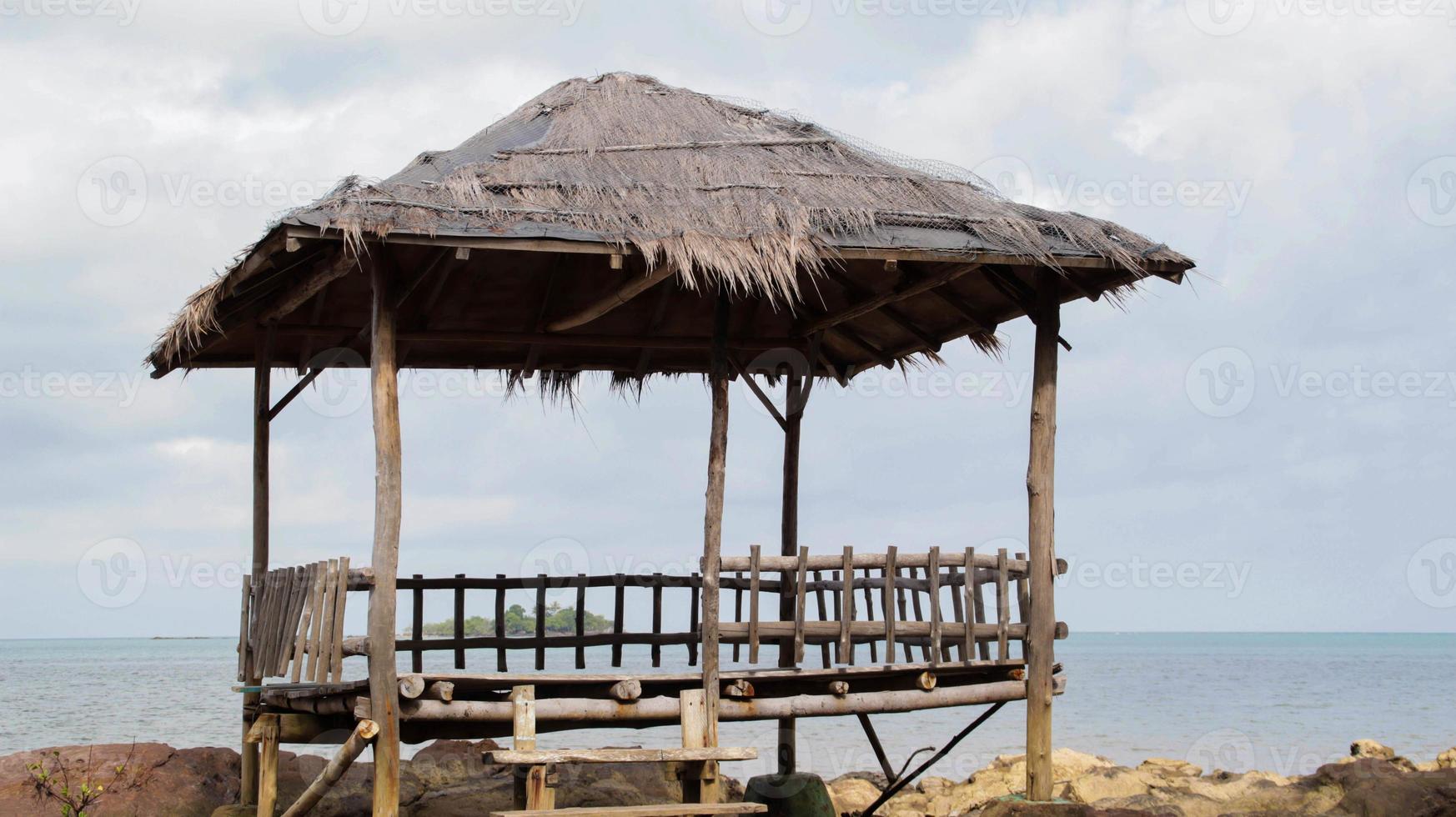 tropisch asiatisch Strand Hütte natürlich hölzern handgemacht und Stroh Dach auf das felsig Ufer. foto