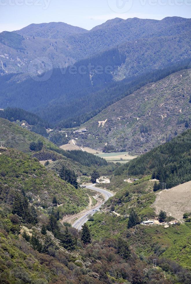 das Straße durch Berge draußen picton Stadt, Dorf foto