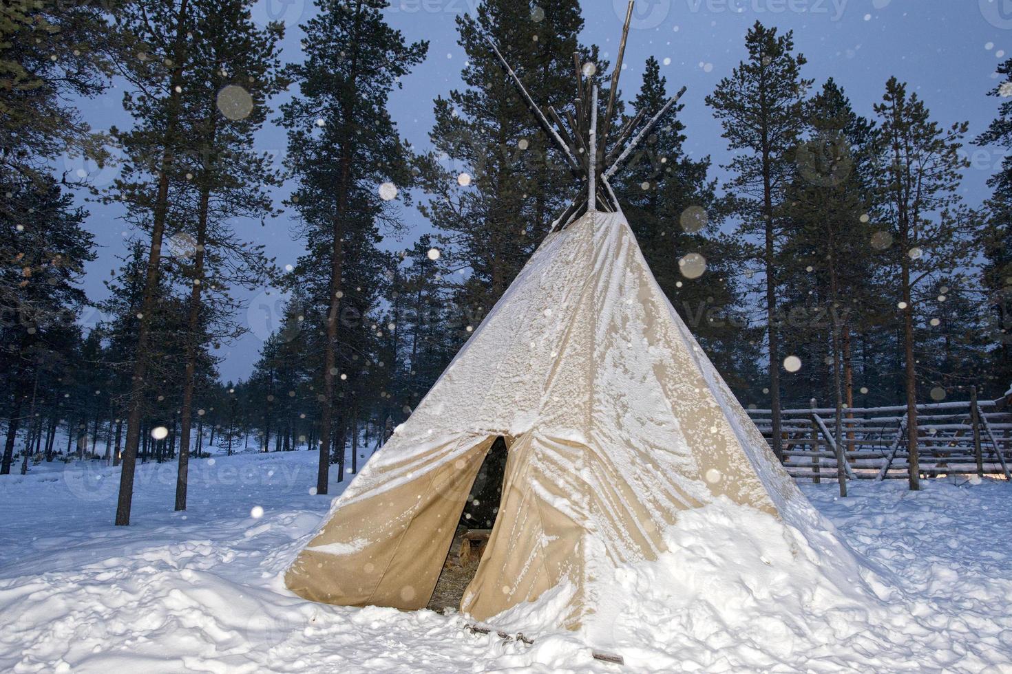 Tipi im Schneehintergrund foto