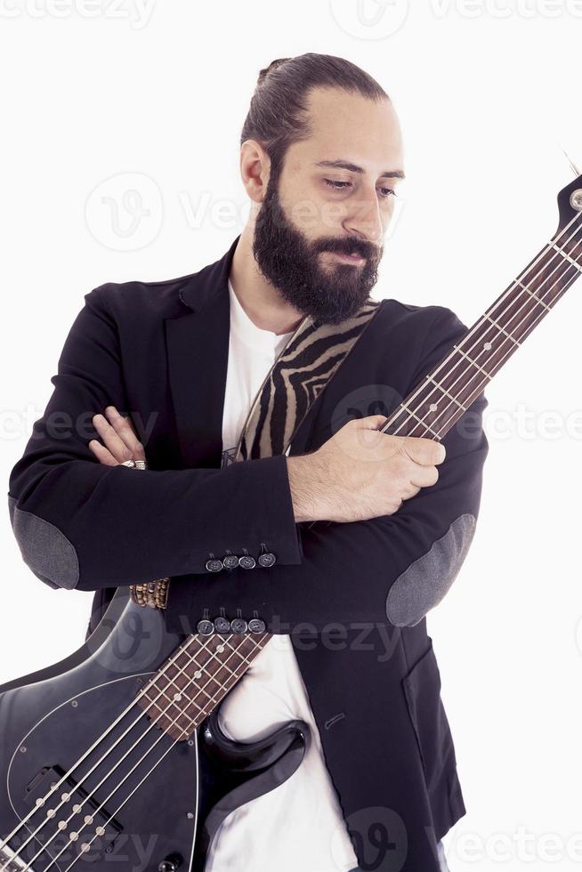 Studio Porträt von jung Bass Spieler auf Weiß Hintergrund foto