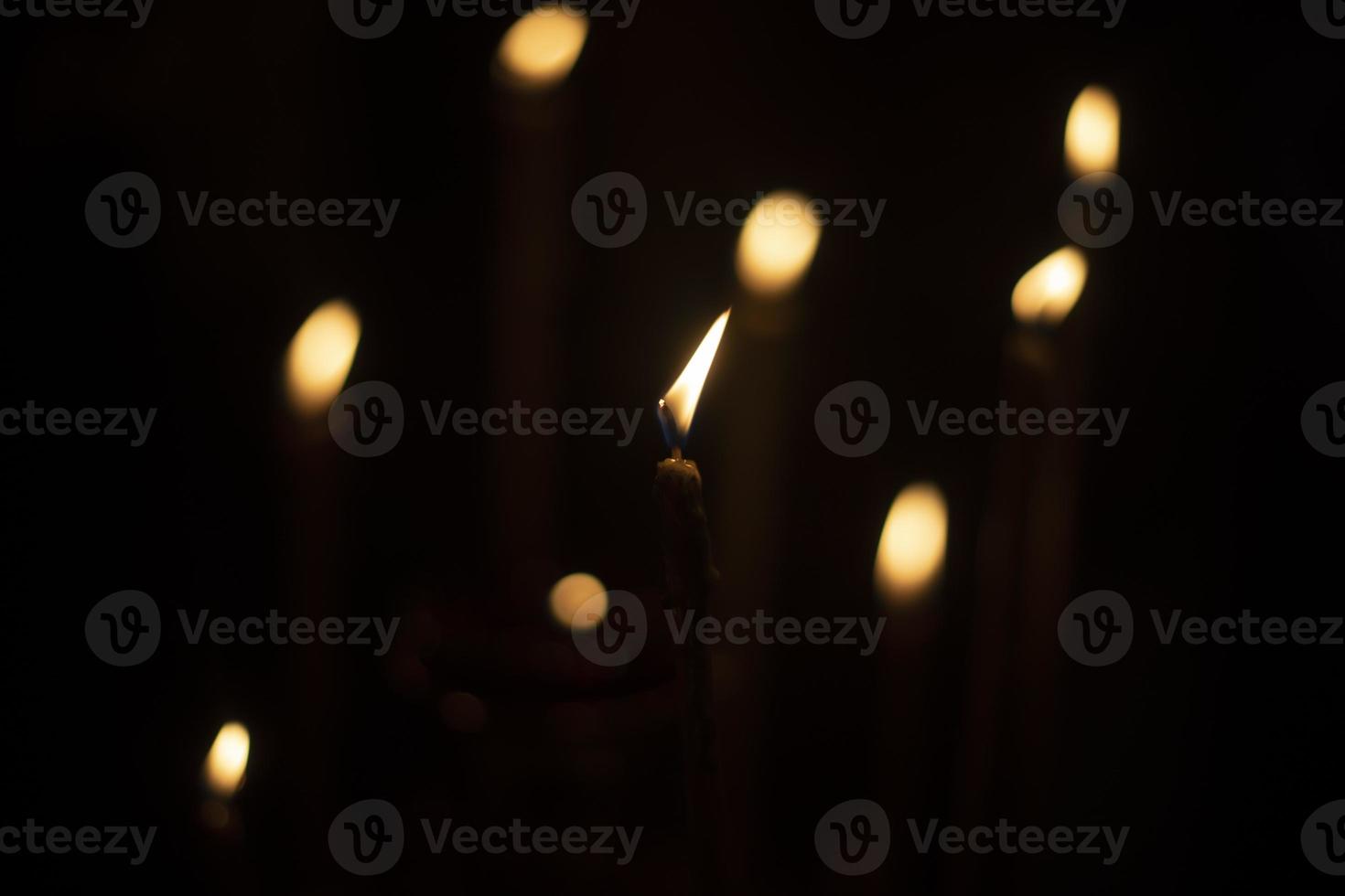 Kerzen brennen im dunkel. Kerze Beleuchtung. Flammen auf schwarz Hintergrund. foto