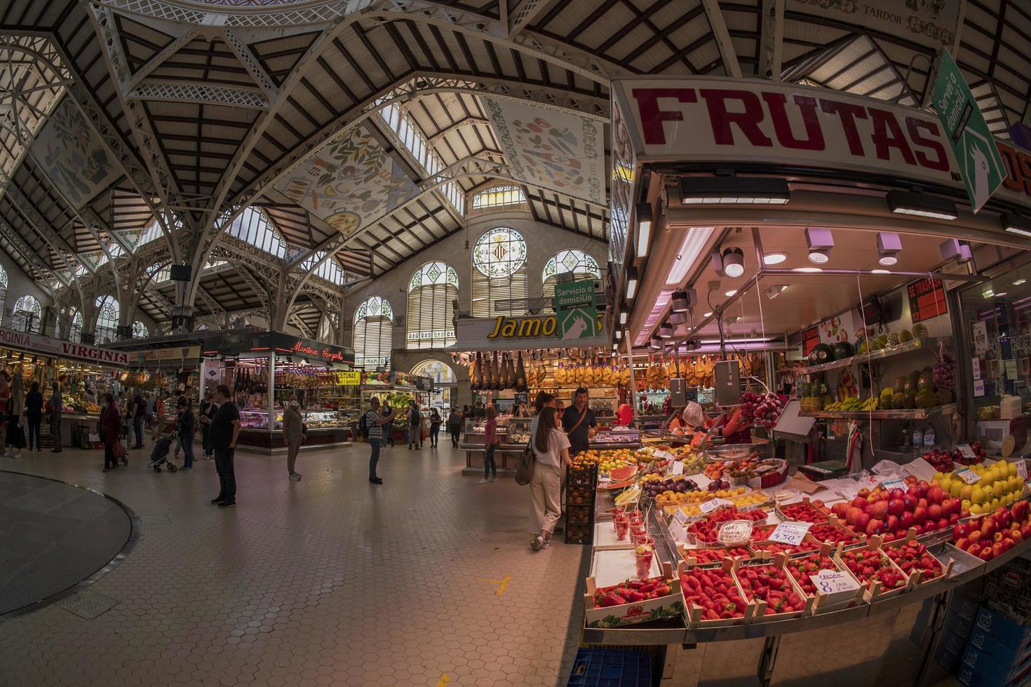 valencia, spanien - 3. mai 2022 - der historische markt voller kunden foto